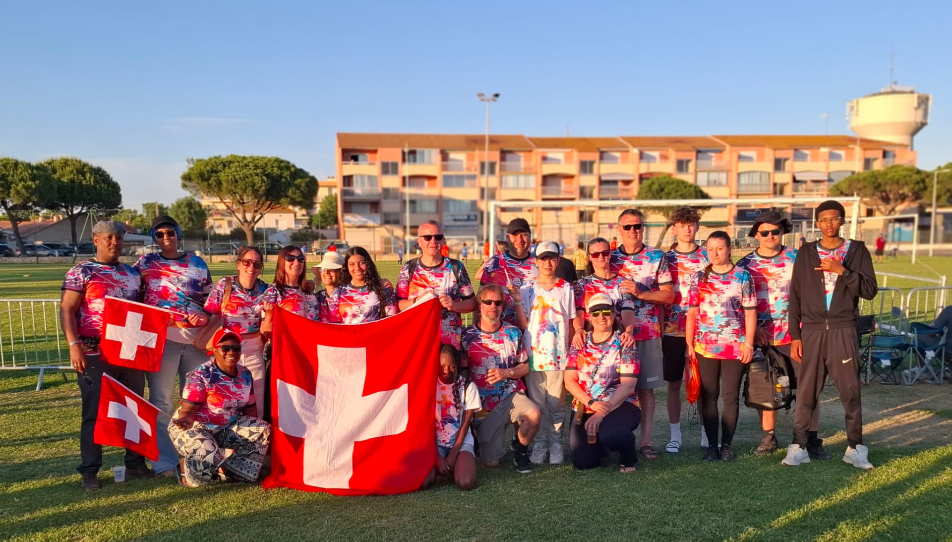 Le groupe réuni autour des couleurs de l’association